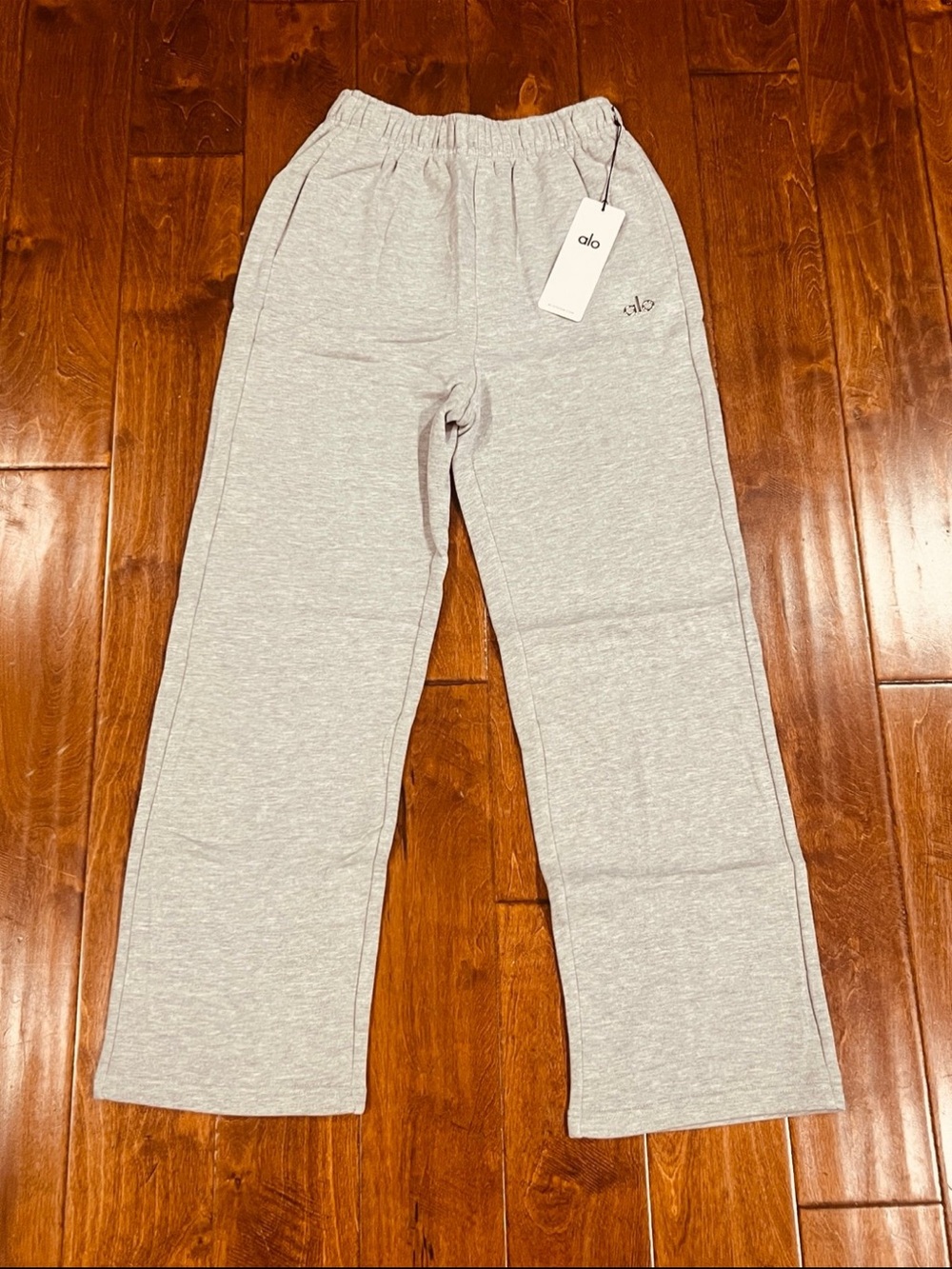 ALO Yoga Accolade Straight Leg Sweatpant in Athletic Heather Grey